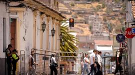 Ambiente en el sector de la Gobernación de Cotopaxi; calles completamente valladas