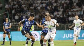 Jordy Alcívar, de Independiente del Valle, pelea por el esférico con Dayro Moreno, durante el partido jugado el 24 de septiembre del 2025.