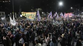 Miles de personas marcharon en Buenos Aires en reclamo de justicia por un triple feminicidio.