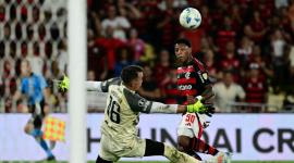 Gonzalo Plata define ante el golero Fernando Muslera, en el partido entre Flamengo vs. Estudiantes de La Plata, jugado el 18 de septiembre del 2025.