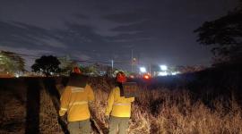 Bomberos de Guayaquil controlaron un incendio forestal en Cerro Colorado, pero se reactivó.