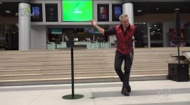 El artista Pierpaolo Laconi presentó una performance única con burbujas, combinando creatividad y espectáculo en un show fascinante.