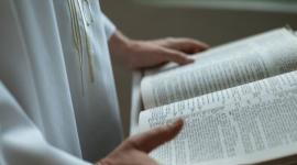 Un sacerdote recibió una bala envuelta en un pañuelo mientras oficiaba una misa.