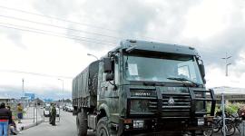 Un convoy militar y policial se desplazó desde Quito hacia Imbabura en medio de protestas.