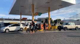 Vehículos en Ibarra esperan para abastecerse de combsutible en medio del paro nacional.