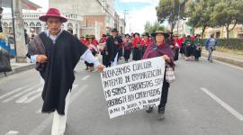 La marcha por una de las principales avenidas de Ambato