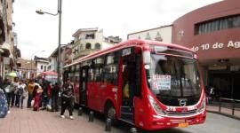 Buses de Cuenca paralizaron sus servicios por falta de pago de compensaciones.