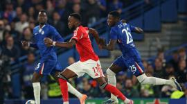 Dodi Lukébakio traslada el balón ante la marca de Moisés Caicedo, de Chelsea, en el partido jugado el martes 30 de septiembre del 2025.