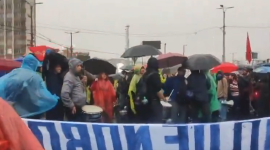 Decenas de personas se concentraron en la Plaza Indoamérica para protestar en contra del Gobierno.