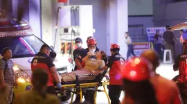 fotografía de una mujer siendo trasladada por los equipos de emergencias tras resultar herida en el terremoto, en la ciudad de Iloílo (Filipinas).