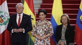 El secretario general de la Comunidad Andina, Gonzalo Gutiérrez (i); la canciller de Ecuador, María Gabriela Sommerfeld (c), y la canciller de Colombia, Rosa Yolanda Villavicencio, asisten a una rueda de prensa en Bogotá, luego de que Colombia entregó a Ecuador la Presidencia pro tempore de la Comunidad Andina.