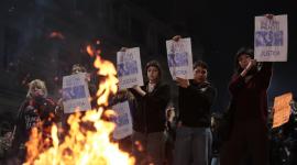 Personas sostienen carteles durante una manifestación que se realizó, el miércoles 24 de septiembre, en Buenos Aires para exigir justicia por el triple femicidio