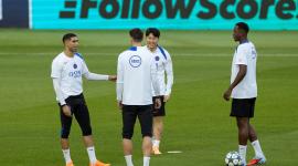 Achraf Hakimi (izquierda) conversa con sus compañeros, entre ellos Willian Pacho (extrema derecha) durante el reconocimiento de la cancha del estadio Olímpico de Montjuic.