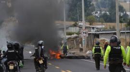 Miembros de la Policía se han desplegado a diferentes zonas del país para habilitar vías bloqueadas por manifestantes