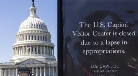 Un cartel en el exterior del Capitolio de EE.UU. advierte a los visitantes sobre el cierre del gobierno en Washington, el 1 de octubre de 2025.