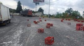 Botellas de gaseosas sobre el carril derecho de la avenida Simón Bolívar