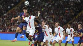 Pau Cubarsi salta con Willian Pacho durante el partido entre PSG y Barcelona, válido por la segunda fecha de la Champions League.
