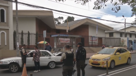 Hombres encapuchados asaltaron la casa del párroco en el sur de Quito.