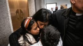 Mujer ecuatoriana y sus hijos fueron agredidos por agentes de ICE.