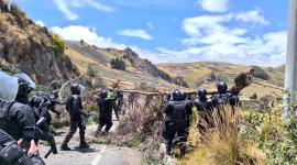 Miembros de la Policía se han desplegado a las zonas donde los manifestantes bloqueas vías, para habilitar el paso vehicular