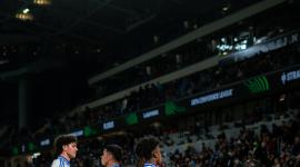 Kendry Páez (segundo desde la izquierda) celebra uno de los goles del Racing de Estrasburgo, en el partido del 2 de octubre del 2025.