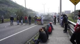 Se mantienen cierres viales en Ecuador por el paro nacional convocado por la Conaie.