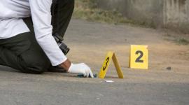 Agentes de invertigación acudieron a la escena del crimen para recopilar indicios.