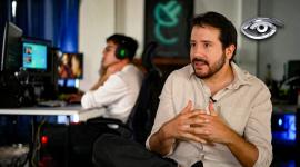 Jorge Ulloa convirtió su pasión por contar historias en un fenómeno global. Con EnchufeTV rompió moldes, hizo reír al mundo y demostró que la comedia ecuatoriana puede llegar lejos. Hoy, su talento es reconocido con la nominación al Emmy de uno de sus más recientes proyectos.