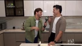 El carismático presentador nos muestra cómo se prepara para enfrentar los retos de la cocina en MasterChef. Entre risas, cortes de cebolla y demostraciones de talento, Carlos Luis promete sorprender dentro y fuera de la pantalla.