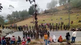 Militares vigilan las comunidades indígenas en Guaranda.