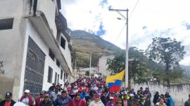 En Chunchi, Marlon Vargas, presidente de la Conaie, camina lado a lado con las bases movilizadas de Chimborazo el sábado 4 de octubre.