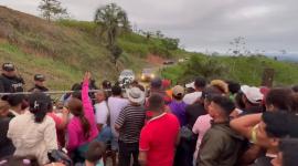 En el acceso a la finca, en Quinindé, se formaron largas filas de personas exigiendo la entrega de chanchos.