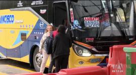 Usuarios de transporte interprovincial denuncian un incremento en las tarifas de varias rutas. El alza va de dos a cuatro dólares por pasaje. Desde la Agencia Nacional de Tránsito se informó que las operadoras no están autorizadas a modificar los precios.
Un reportaje de Stephany Paz