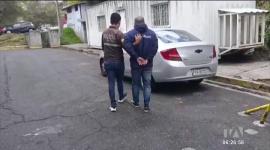 En Quito, la Policía Nacional capturó a un hombre requerido por abuso sexual a una menor. Según las investigaciones, el sospechoso aprovechaba las horas laborales de la familia para cometer el delito contra su sobrina.

Un reportaje de Mishell Villacís