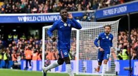 Moisés Caicedo celebra su golazo ante Liverpool, en la séptima fecha de la Premier League. El futbolista fue incluido en el 11 ideal de la jornada.