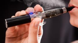 Según la OMS, las emisiones de los cigarrillos electrónicos generalmente contienen nicotina y otras sustancias tóxicas.