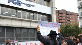 Colectivos realizaron un plantón en la Fiscalí General del Estado para exigir la libertad de lpos detenidos en Otavalo.