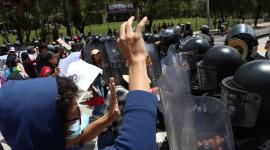 Quito, domingo 5 de octubre del 2025Grupos sociales protestaron en contra del Presidente Noboa y la eliminación del subsidio al diésel, bloqueando la Ave 6 de Diciembre y Patria, por lo que fueron desalojados de los alrededores de la Casa de la Cultura .Fotos : API /Rolando Enríquez