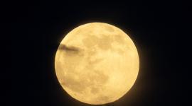 Fotografía que muestra la primera superluna del año este lunes, en Santo Domingo (República Dominicana).