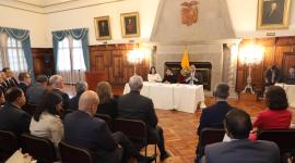 Gabriela Sommerfeld; la ministra de Economía y Finanzas, Sariha Moya; y el ministro del Interior, John Reimberg, en la reunión con los diplomáticos.