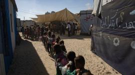 Niños palestinos desplazados en el campo de refugiados en el sur de la Franja de Gaza.