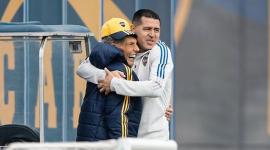 Miguel Ángel Russo recibe un abrazo de Juan Román Riquelme, el presidente de Boca  Juniors, durante un entrenamiento del  club 'xeneize'.