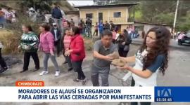 Palos, piedras y empujones marcaron el enfrentamiento entre habitantes de Alausí, en la provincia de Chimborazo y manifestantes. Los ciudadanos intentaban reabrir el paso, mientras los protestantes impedían el ingreso y salida de vehículos.

Un reportaje de Mercedes Chávez