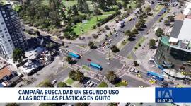 Cada día se desechan más de un millón y medio de botellas plásticas en la capital, pero una nueva iniciativa busca darles un segundo uso. Recicletas es un punto verde que transforma los envases en vehículos ecológicos y promueve el reciclaje responsable.
Un reportaje de Mishell Villacís