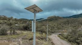 Los paneles de energía solar se instalaron en postes de caminos rurales en comunidades de Carchi e Imbabura