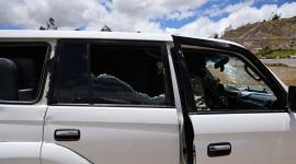 El vehículo en el que viajaba el presidente Noboa fue atacado por presuntos manifestantes en Cañar.