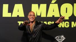 El actor estadounidense Dwayne Johnson 'La Roca', posa durante la alfombra roja de la película 'La Máquina: The Smashing Machine'