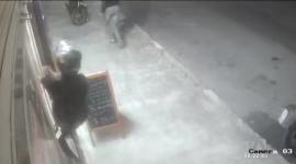 Un intento de robo en un establecimiento de comida, ubicado en el sector La Jipijapa, al norte de Quito, fue frustrado gracias a la rápida reacción de un trabajador y la alerta de los vecinos. La Policía informó que los sospechosos ya fueron identificados.
Un reportaje de Gustavo Jaramillo