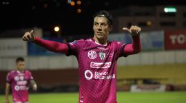 Michael Hoyos marcó cuatro de los seis goles de Independiente del Valle en la goleada ante Gualaceo, en el estadio Alejandro Serrano Aguilar.