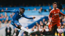 Moisés Caicedo se apresta a anotar un golazo a Livepool ante la marca de su excompañero y amigo, Alexis McAllister.